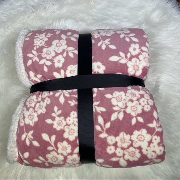 ✨SALE✨Dusty Rose Floral Micromink Sherpa T… - Picture 2 of 3